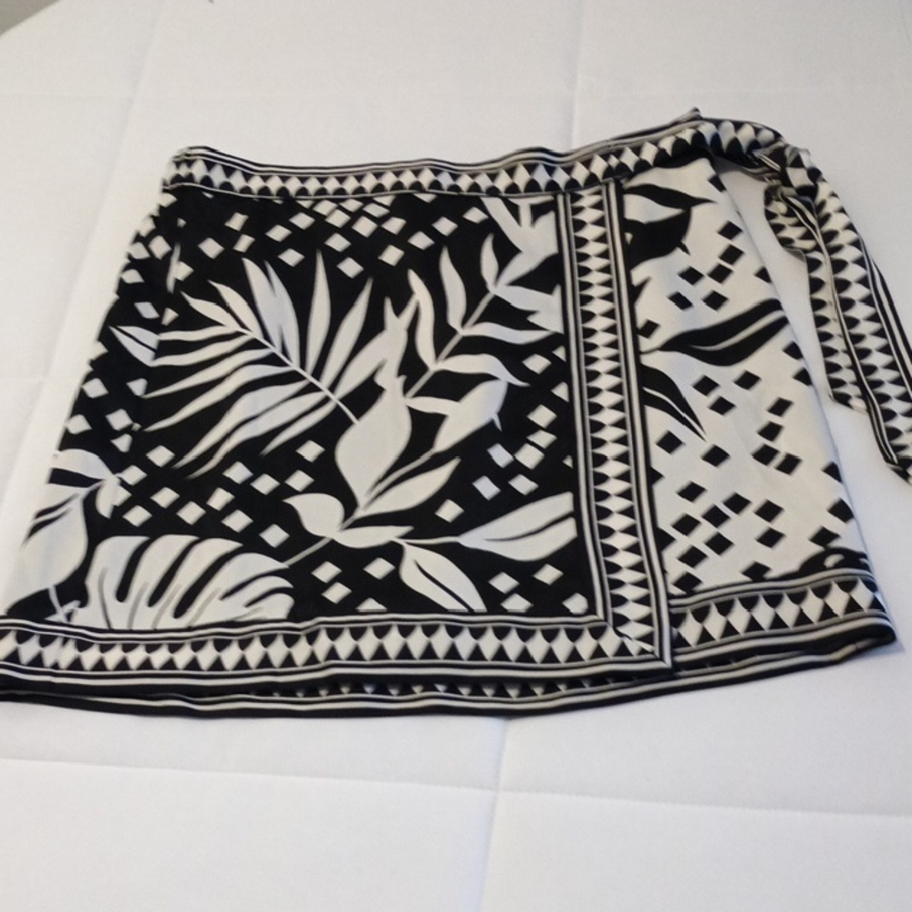 Abstract Leaf Print Silky Faux Wrap Skirt Sz Med Black & Cream NWOT